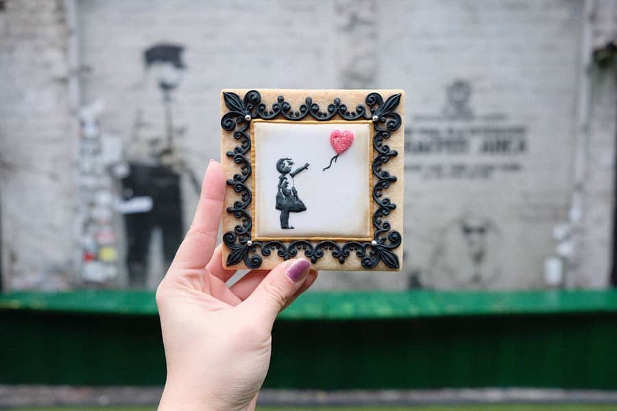 KUNIKAのインスタグラム：「@banksy "Girl with Balloon" icing cookie 🎈﻿ in front of Banksy's wall.🇬🇧﻿ ﻿ ﻿ ﻿ #artofkunika #sugarcookies #decoratedcookies #cookieart #decoratedsugarcookies #royalicing #royalicingcookies #cookiedecorating #customcookies #cookiesofinstagram #cookiedesign #cookieartist #instacookie #london #banksy #banksyart #アイシングクッキー #ロンドン」