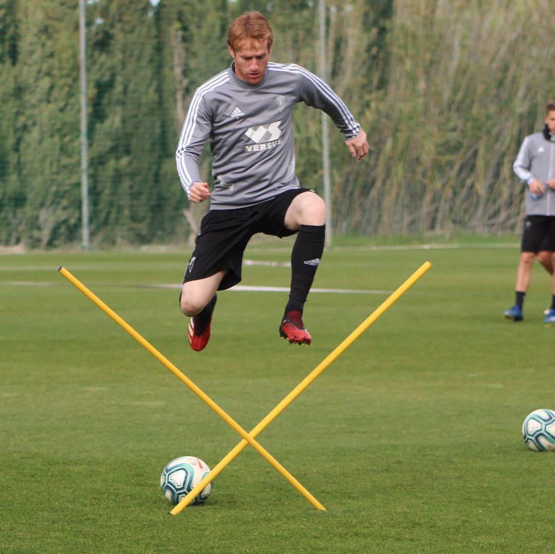 アレハンドロ・フェルナンデス・イグレシアスのインスタグラム：「Se acabaron los entrenamientos... mañana volvemos a Carranza💛💙」
