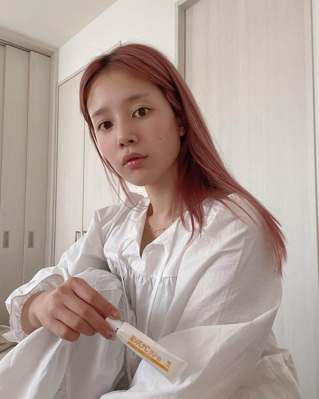 目見田早弥子のインスタグラム：「| 🌬 小林製薬さんの新製品『ソバナCクリーム』 シミやそばかすの気になる部分に塗り込んで 目立つ前にケアするクリーム。 新陳代謝が活発になる就寝時に使うのが効果的らしいので 私はお風呂上がりのスキンケアの最後に使っています。 そばかすは自分のチャームポイントかなと思っていますが シミが増えるのは怖いので ソバナCクリームを頑張って塗り続けようと思います👌🏻 ⠀ 販売名：ソバナクリーム  #pr#そばかす#ソバカス#そばかす対策#そばかす女子#小林製薬#ソバナCクリーム#ソバナC」