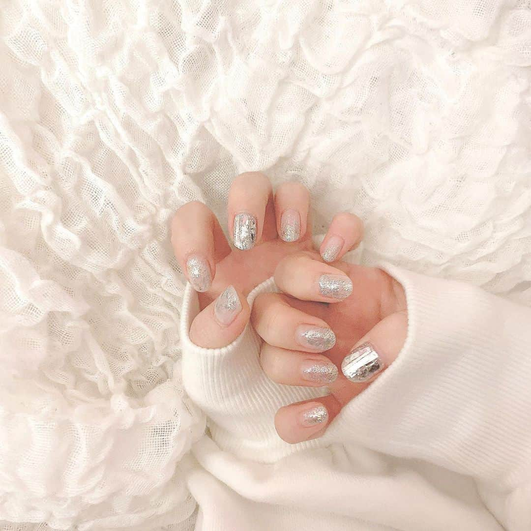 武藤小麟さんのインスタグラム写真 - (武藤小麟Instagram)「. 💿💿💿 . new nail👼🏻 . キラキラにしたくてシルバーネイルしました💿❤︎ ブロンズのラメも散りばめてもらえたのでキラキラ超えてギラギラネイルです🥰 . #nails #handnail  #キラキラネイル #シルバーネイル #ラメネイル」2月28日 21時07分 - muto_orin