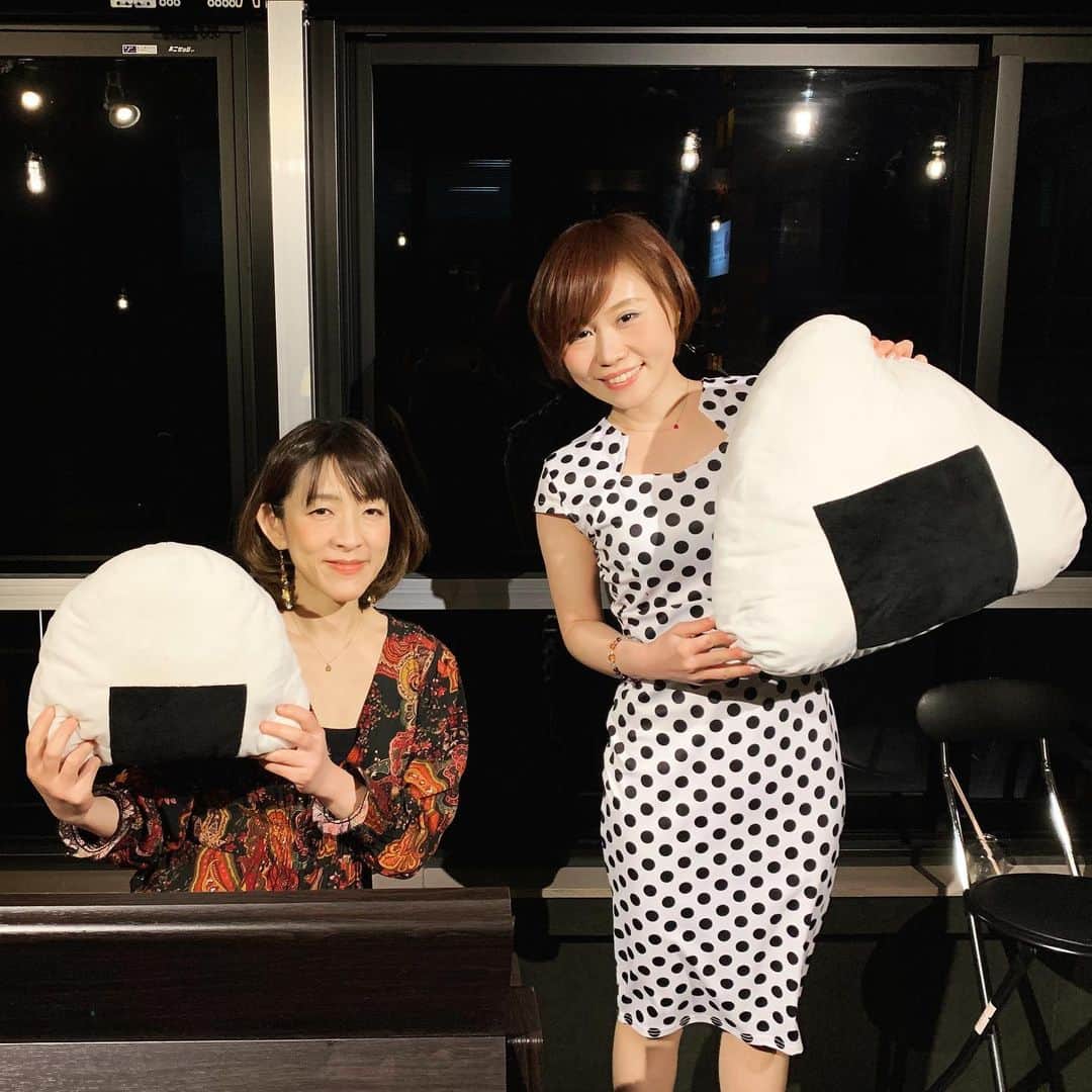 のインスタグラム：「おむすびラウンジGINZA🍙  イベントが続々と中止になっていますが、そんな中来てくださった方に感謝です😭 来月は3/12(木)・3/27(金)おむすびJAZZ赤坂店に初出演します🎤 ・ おむすびJAZZ赤坂 http://meroom.com/jazz.html Charge ¥3,000 ・ ※おむすびラウンジのライブ時間は営業時間内に20分程のステージを３～5回程随時お届けいたします。 ・ #JAZZ #BAR #おむすびjazz赤坂 #シンガー #シンガーソングライター #音楽 #音楽好きな人と繋がりたい  #ライブ #写真 #live #photo #music #ilovemusic #musicgram #karin #singer #singersongwriter」