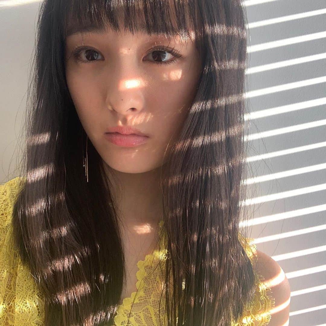 大友花恋さんのインスタグラム写真 - (大友花恋Instagram)「新しい化粧品をいくつか足しました。 春が来るってだけで、どうしようもなくドキドキするし、ドキドキに負けないくらい女の子を楽しみたいです。💐 #前髪切ったのよ」2月28日 21時10分 - karen_otomo