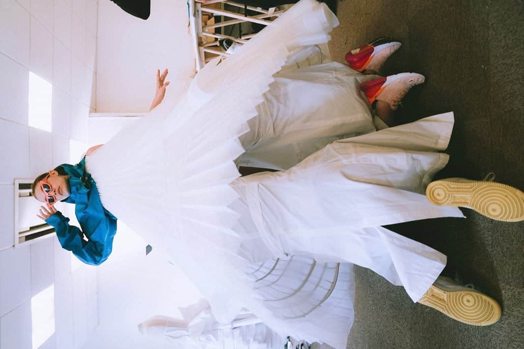 ジジ・ハディッドのインスタグラム：「Making-of and finale moment of the closing @off____white look 🦋⚡️ @virgilabloh u make me a proud friend always! Big thanks and love to epic OW team !!!!」