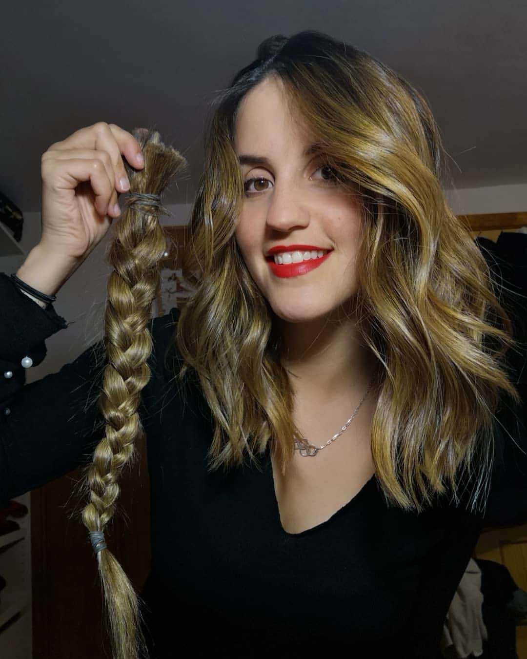 ソニア・ラフエンテのインスタグラム：「Nunca un corte de pelo me había hecho tan #feliz .. ahí van mis 30cm solidarios!! 💇🏻‍♀️ Pensar que algo tan sencillo puede cambiarle la vida a alguien es maravilloso❤️ . #gracias @kike_mayor por hacer tu magia en mi pelo💫 . #ocultohairclub #dona #cancer #donate #newlook #happy」