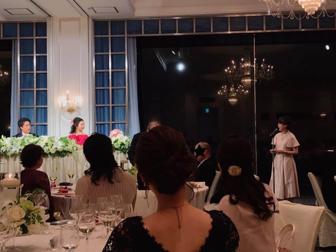 藤本真未さんのインスタグラム写真 - (藤本真未Instagram)「* 先日、大親友の結婚式🤵👰 この日をずっと待ちわびていました✨ * ステキな花嫁姿に胸がいっぱいになりました🥺💓 (もちろん旦那様もステキです🙋‍♀️) * この日、友人代表のスピーチもさせていただきました☺️ 2017年の9月、2人で初めて行った旅行の最終日に🌃 香港の夜景を見ながら「いつか、将来結婚式を挙げるときは、真未にスピーチしてもらいたいな😊」と言ってもらっていたのです✨ スピーチ中もいろいろな思い出を思い出していました☺️ * 想いがたくさんありすぎて、前日も眠れなくて… 当日も緊張でずっと呼吸が浅く…笑 でもヘアセットをしていただいている時にそんな私を見た担当の方が「それだけ大切に想っているお友達なんですね😊」と言ってくださって、温かい気持ちになりました。 * ともちゃん、ときやん、おめでとう🤵👰💐 Wishing You Happiness Forever…❤️ * 写真5枚目は司会の方に名前を呼ばれて「ふえーん😖緊張するよ〜😖」の顔。笑 そんな私を楽しそうに撮影しているくららと、笑顔で送り出してくれている安那の表情がステキ。撮影してくれたみんなもありがとう！何が言いたいかというと…同期大好きです❤ * #結婚式 #披露宴 #WeddingParty #HappyWedding #おめでとう #ホテルニューオータニ #ニューオータニ #ホテルニューオータニ東京 #日本テレビイベントコンパニオン #NTVec #NTVec28 #日テレイベコン #28期 #同期 #Happy #Wedding」2月28日 21時21分 - manamifujimoto108
