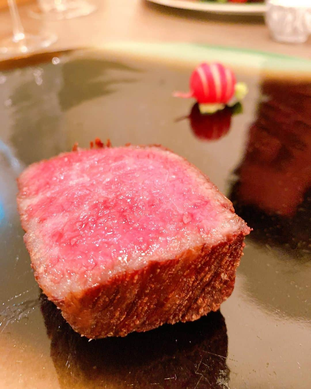 濱野りれさんのインスタグラム写真 - (濱野りれInstagram)「'Bon ne' -Steak restaurant located in Sangubashi. .. The feature of this restaurant is the naturally cuisines that only use  salt, water and ingredients. The ingredients of the dish are shown to us before cooking, so the natural taste become more delicious and you will feel more thankful to a being. .. Wine can be paired🍾 Sometimes they serve very unique wines so you should try going here at least once too!! .. -— ボニュでディナー💕 '塩と水のみです'って言葉が印象的だったボニュ🐮 でも食べログで調べてみたら ここはステーキレストランみたい😳❗️笑 確かにお肉は日本に20頭しかいない 牛さんのステーキが出てきたりしてたけど..🐮💗 それでも私はメインの前に出てくる 自然派味付けのお料理目当て🥳❤️ あ、今日でグルテンフリー生活は 終止符を打ちました🐷✌️ .. -— #rirelog#bonne#tokyoeats#japanesesteak#tokyogourmet#steakrestaurant#tokyofrench #wagyu #tokyojapan#japanesebeef#tabelog#eatlover#luxuryrestaurant #shinjukutokyo #ボニュ#和牛#ステーキ#和牛ステーキ#フレンチ#食べログ高評価#食べログ4#新宿グルメ」2月28日 21時22分 - riregram