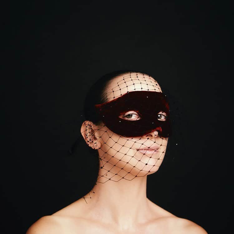 ピアーズアトキンソンさんのインスタグラム写真 - (ピアーズアトキンソンInstagram)「Mystique et dangereuse... black velvet mask with crystal net overlay... ⁠⠀ ⁠⠀ #piersatkinson #noir #mask #masquerade #belleoftheball」2月28日 21時24分 - piersatkinson