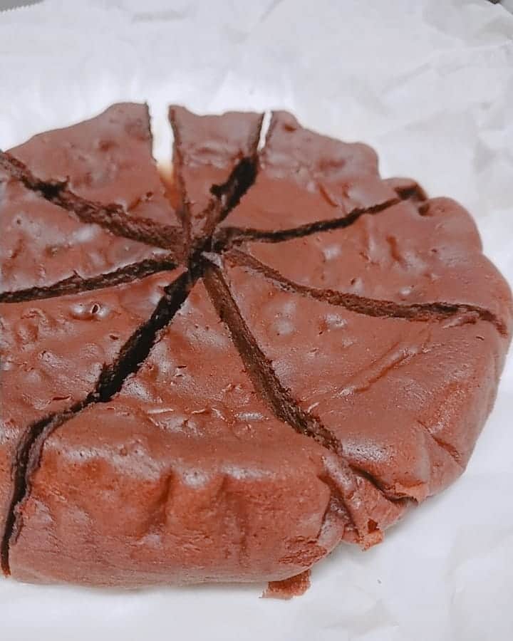 西美貴子のインスタグラム：「#ケーキづくり #チョコレートケーキ #無水鍋でケーキ #ケーキ #cake #chocolatecake #お鍋でケーキ #カカオ70パーセントが好き  #簡単 #おいしい #甘さ控えめ #料理 #食べるの大好き女子」