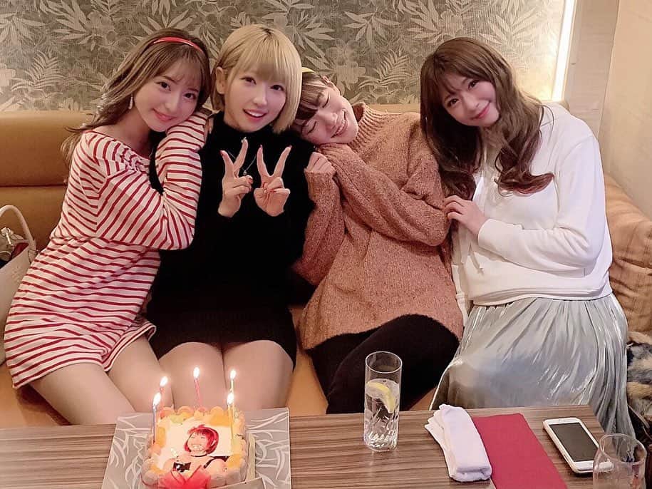 のインスタグラム：「フレエン2016メンバーが、サプライズでRQ卒業お祝いしてくれた☺️💓 生涯大事にしたい友達だなぁ。  でも、1個だけ... ケーキの写真もうちょっと可愛いのあったでしょーよ‼️笑」