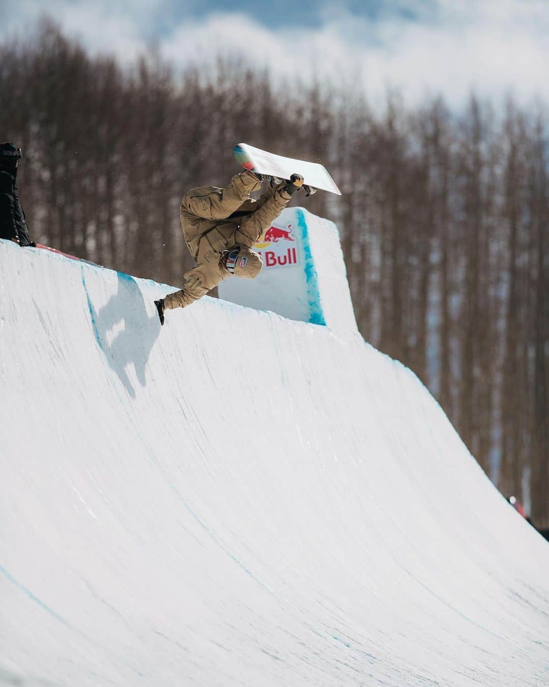 Burton Japanさんのインスタグラム写真 - (Burton JapanInstagram)「マイナスのコロラドでホットなランを見せてくれたライダーたちにリスペクト！ ハーフパイプ決勝は日本時間3月1日(日)の3:00から！ #BurtonUSOpen」2月28日 21時27分 - burtonjapan