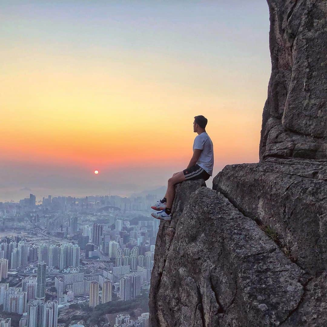 Kam Wai Suenのインスタグラム：「Call me Simba 🦁 my dad is going to kill me after seeing this picture 🤣 #suicidecliff #kowloonpeak #hongkonghiking #hongkonghike #hikehongkong #lionking #vertigo #hongkong #explorehongkong #discoverunder20k #hkkol #hkinfluencer #teamhk」