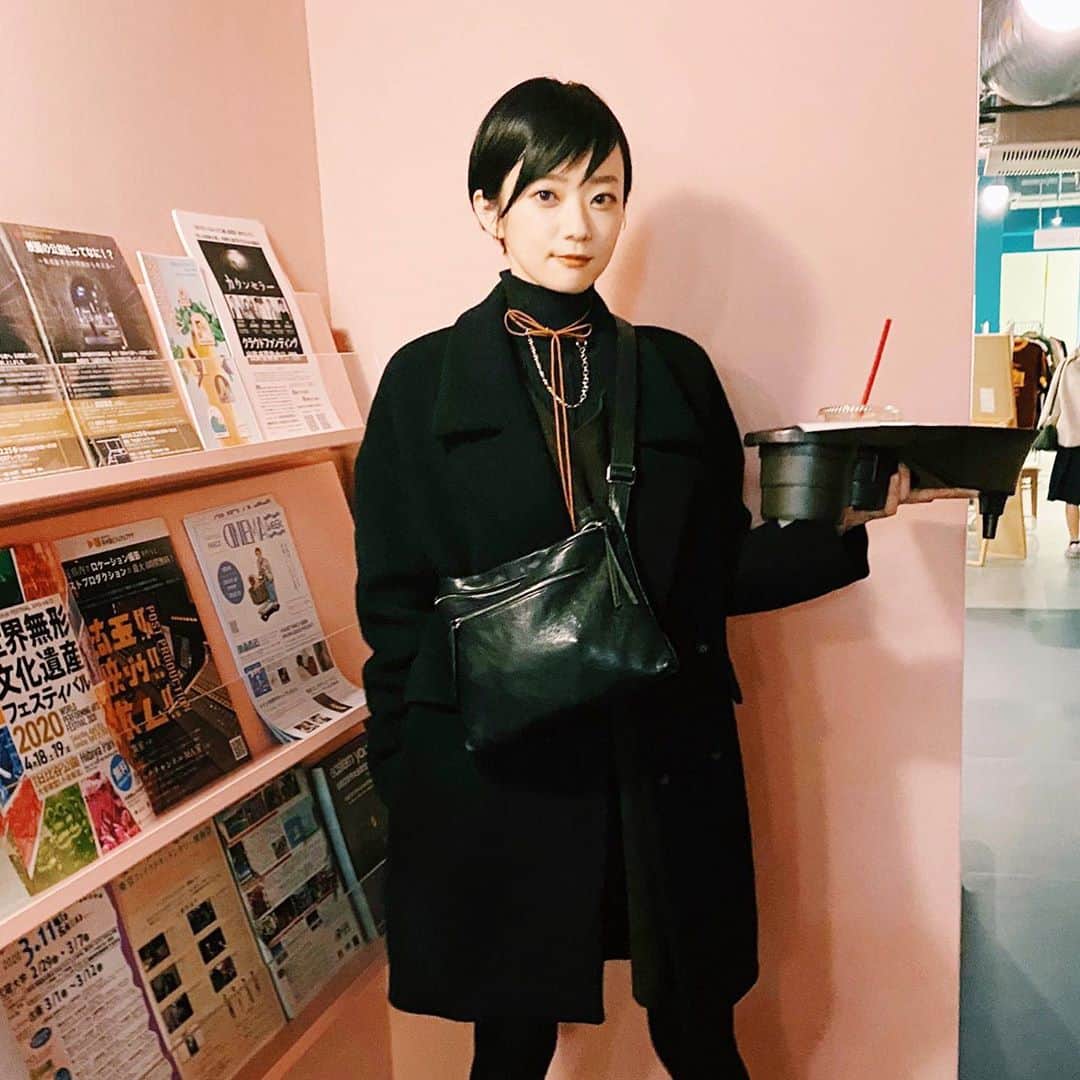 のインスタグラム：「〰 🌭🥤 〰 . . あんまり見えてないけど、首元に巻いてる @ilfelino_lingerie で購入した @domestique の革紐チェーンネックレスお気に入り◎ エルメスpetit hのデザイナーさんが起こしたブランドで、使用されている革もエルメスと同じ物とのこと(うろ覚えなんですが確か)。質感と色味がとても綺麗で、いろんな巻き方が出来て楽しいのだけど、秋冬はもっぱらタートルネックにリボン結びしてました🎀」