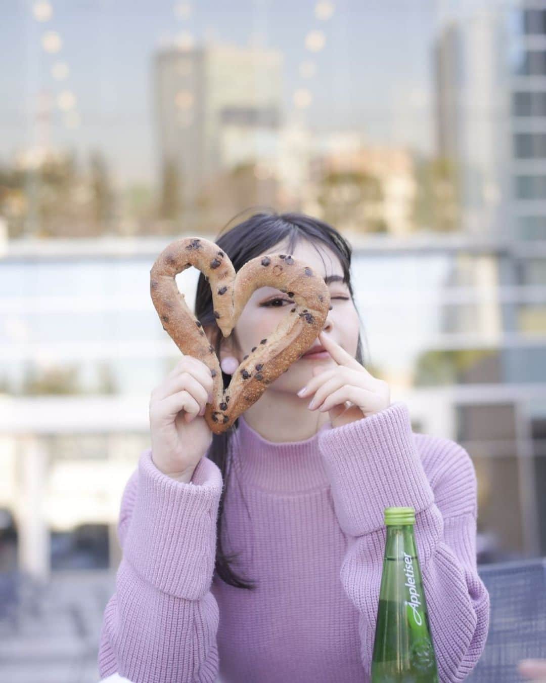 平塚日菜さんのインスタグラム写真 - (平塚日菜Instagram)「ハートの形のパンを食べたよ！❤︎ これこそ映えだ〜！🥨 #spring #fashion #pink #code #春コーデ #くすみピンク  #春メイク #オレンジメイク  Visual creator @kobatoshino」2月28日 21時43分 - hiratsukahina
