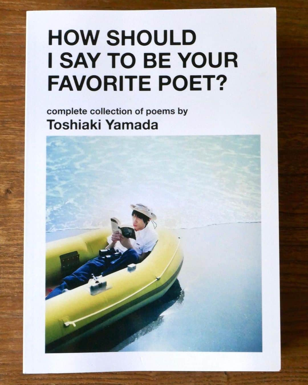 山田稔明さんのインスタグラム写真 - (山田稔明Instagram)「山田稔明詩集『HOW SHOULD I SAY TO YOUR FAVORITE POET?』オフィシャル通販での販売を開始しました。バンドでのメジャーデビュー20周年、そしてソロ名義での10年。ずっと詩集が作りたかった、その夢が実現しました。1997年インディーズで出した『GOMES THE HITMAN in arpeggio』の「僕はネオアコで人生を語る」から最新作『memori』、ソロ全作とまだ音源化されていない新曲からもセレクト。195曲264ページの分厚いペーパーバックです。「GOMES THE HITMAN STORE」で検索、ストーリーズからもリンクを張ります。 #山田稔明詩集 #GTH_memori #gomesthehitman」2月28日 21時44分 - toshiakiyamada