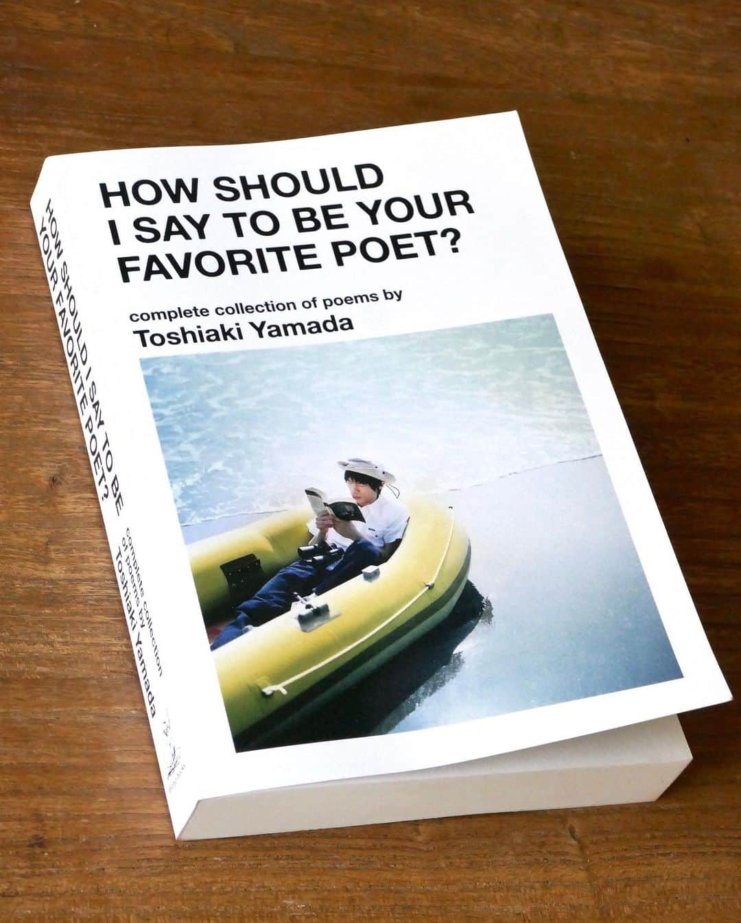 山田稔明さんのインスタグラム写真 - (山田稔明Instagram)「山田稔明詩集『HOW SHOULD I SAY TO YOUR FAVORITE POET?』オフィシャル通販での販売を開始しました。バンドでのメジャーデビュー20周年、そしてソロ名義での10年。ずっと詩集が作りたかった、その夢が実現しました。1997年インディーズで出した『GOMES THE HITMAN in arpeggio』の「僕はネオアコで人生を語る」から最新作『memori』、ソロ全作とまだ音源化されていない新曲からもセレクト。195曲264ページの分厚いペーパーバックです。「GOMES THE HITMAN STORE」で検索、ストーリーズからもリンクを張ります。 #山田稔明詩集 #GTH_memori #gomesthehitman」2月28日 21時44分 - toshiakiyamada