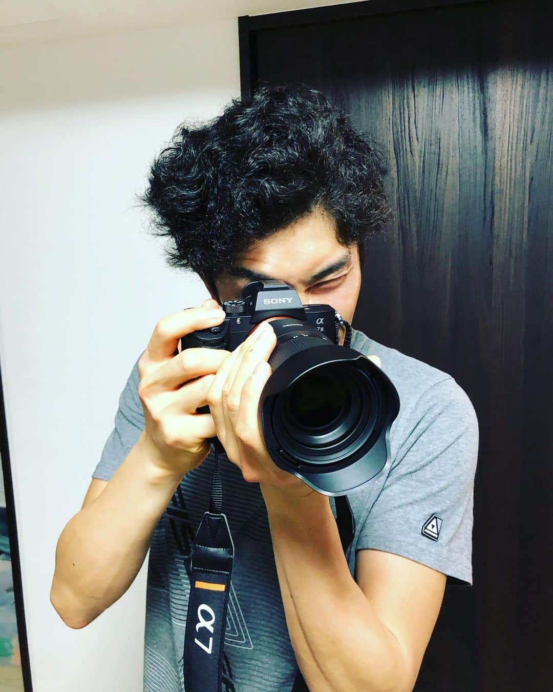 清水礼留飛のインスタグラム：「He got a first camera in his life. Dreams come true since childhood. Congrats my brother👍  #sonya7iii #sony #camera #brother #happiness #passion #fischer #natural #dailypost」