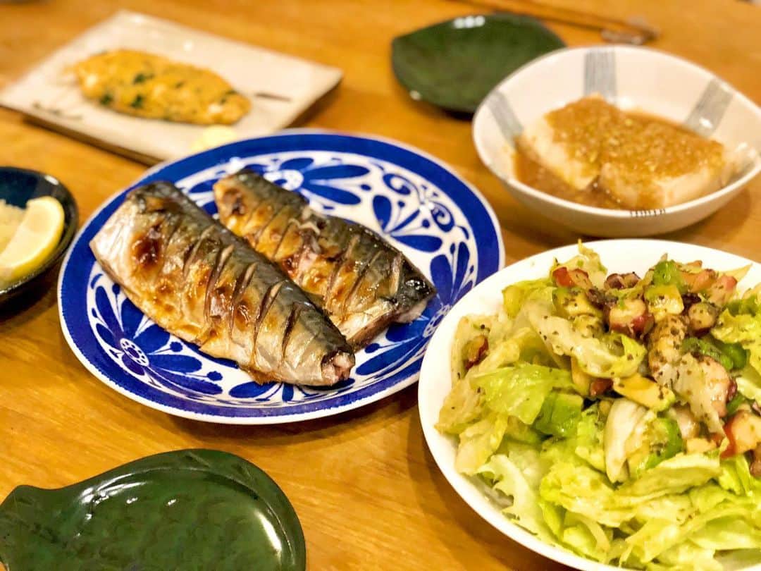 平田薫さんのインスタグラム写真 - (平田薫Instagram)「コロナの影響で家ご飯が増えますねぇ。 ということで、しばらくがっつり家ご飯できるように野菜やお肉や色々買い出しの日になりました。 今日は安かったサバ。とタコとアボカドのサラダ。左奥にいる謎の塊はニラ玉  #かおる食堂 #焼き魚#楽ちん」2月28日 21時47分 - hiratakaoru1215