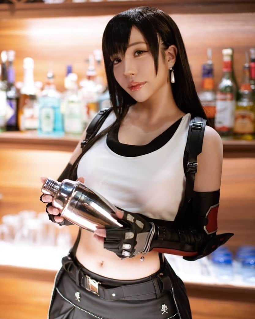 千尋のインスタグラム：「here comes the photos!!! Hope there will be a Cloud to shoot together next time  What's your favorite character in FF7?  正片來拉!!!希望下次能有克勞德一起拍XD FF7裡面大家最喜歡的角色是誰呢? 訂閱剩下最後一天喔! This month's Tier 3 is Tifa in FF7 Remake last 1 days 台灣購買★https://forms.gle/YDPhcTvjwEoCBV4Q7 PATREON★ https://www.patreon.com/chihirosama  #tifacosplay #ff7remake」