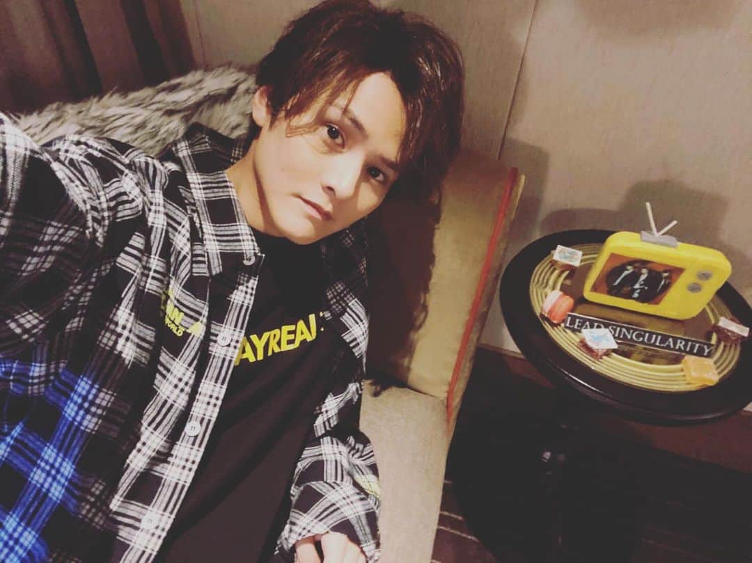 古屋敬多のインスタグラム：「出演させてもらったテレビ番組「完全娛樂ShowBiz」の衣装✨ 久しぶりに台湾でNight Deluxe歌えてよかったな^ ^ 歌当てのゲームはバリむずやったけど楽しかった♪観てくれた方々ありがと！謝謝！ #台湾 #Lead」