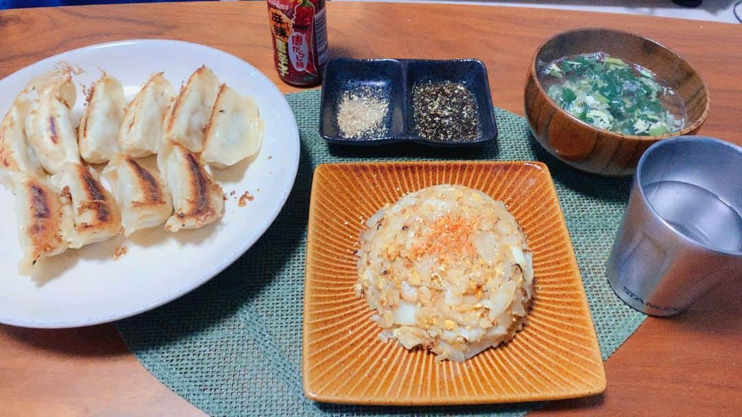 長田成哉のインスタグラム：「中華料理屋さんごっこ。 新しいテフロンのフライパンのおかげでカリカリに焼けたやないか。 #餃子」
