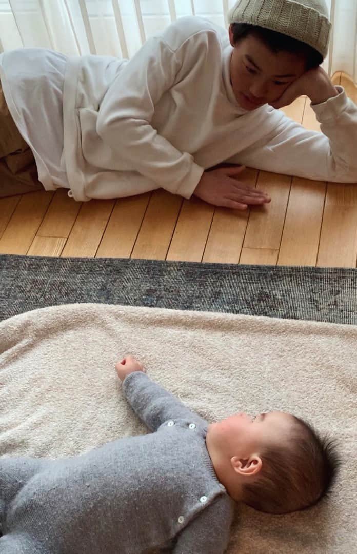 家長晶のインスタグラム：「兄達の寝返り特訓👦🏻👦🏻👶🏻」