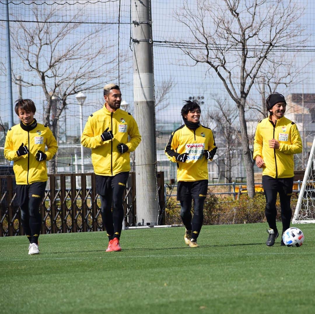 のインスタグラム：「リーグ戦は延期になりましたが、再開に向けてトレーニングは続いています⚽️ 残念ながら練習の様子は見てもらえないので、少しでもこのInstagramで元気な姿をお見せできたらと思います😆  #元名古屋の3人 #レフティーの3人 #右端は #姉崎のマラドーナ #アカデミーの先輩と後輩 #広島では #半年間だけ一緒に #旭も #浩平も #天才肌 #堅碁は #職人かな」