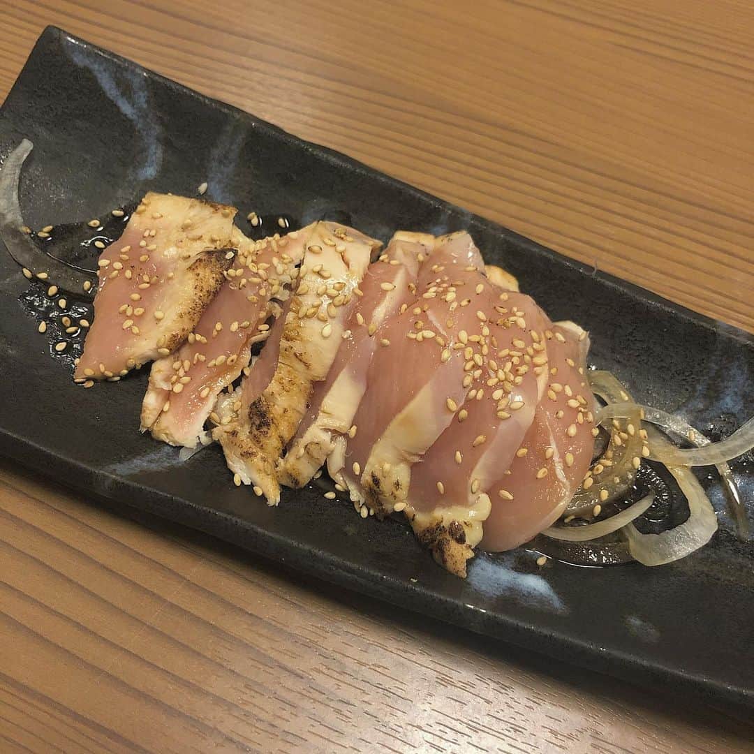 のインスタグラム：「こんばんは！弁慶新大宮店です🥺 本日もご来店ありがとうございました〜🙇🏻‍♀️ . . 今日の賄いは、 阿波尾鶏むね肉のたたきでした☺ とっても美味しくて、 人気のメニューです！！！(^^) ぜひ、1度食べてみてください♥ . . 明日も皆様のご来店、 心よりお待ちしております🙇🏻‍♀️ . . . .﻿ #弁慶#弁慶新大宮#新年会#奈良#奈良ごはん#奈良居酒屋#居酒屋#地酒#奈良地酒#春鹿#日本酒#奈良グルメ#奈良ディナー#もつ鍋#馬刺し#奈良カメラ部#nara#instgood#instalike #instafood #🍶#🐟 #🐓 #yummy #いいね返し #f4f」