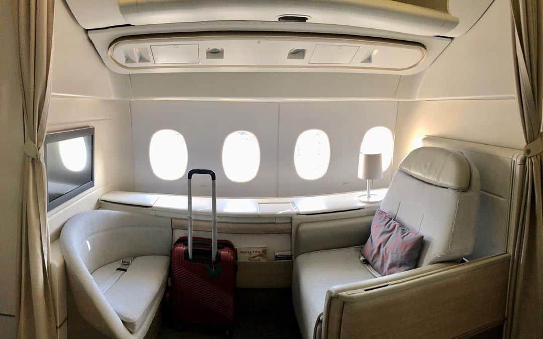 のインスタグラム：「A touch of French design, traveling across the globe #LaPremière L'élégance à la française, à travers le monde #LaPremière 📸 by @sarang.l_  #AirFrance #Franceisintheair #LaPremiere #traveling #plane」