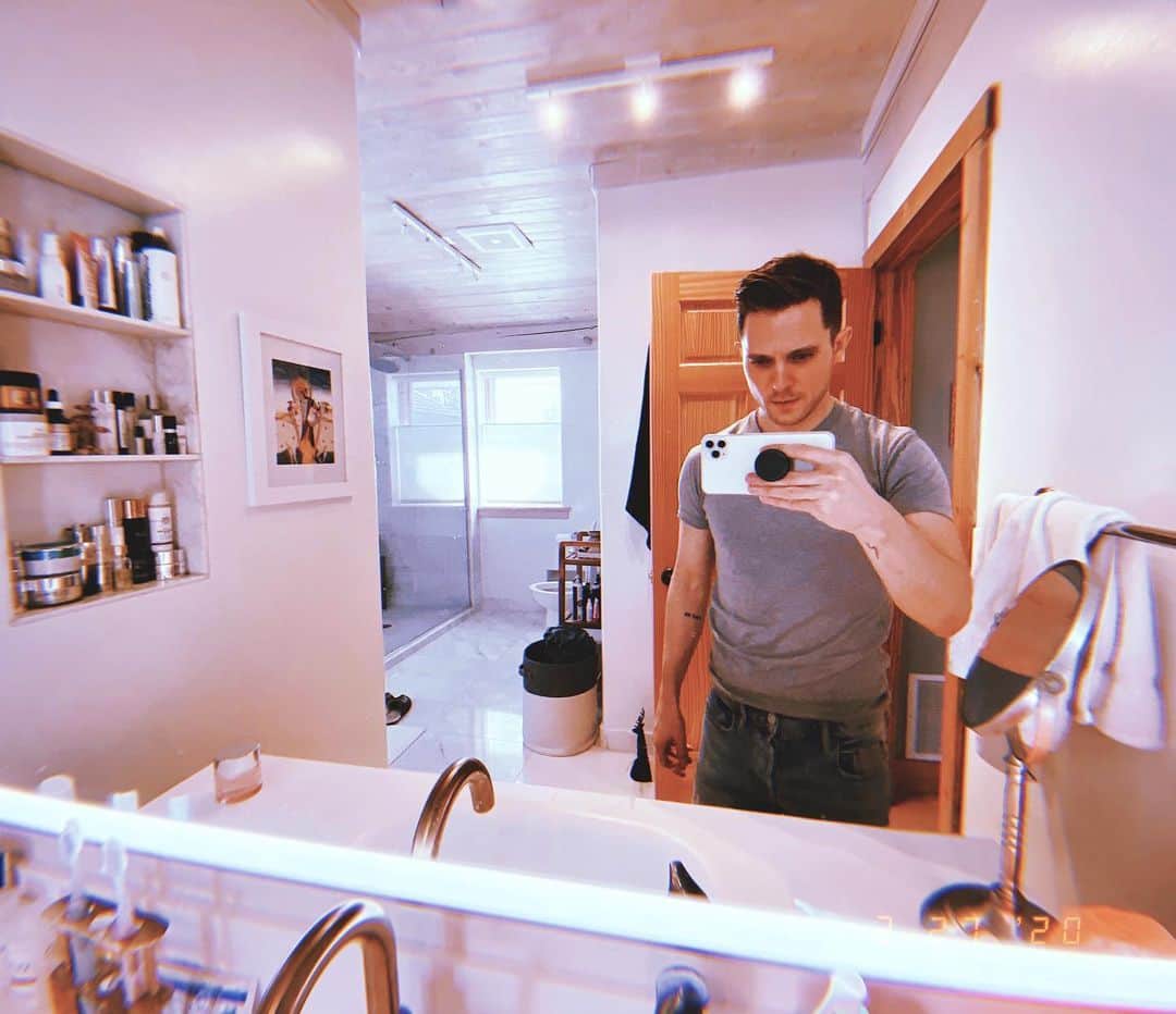 イーライ・リエブのインスタグラム：「Here’s a picture of me in my bathroom for no reason. Hooray!」