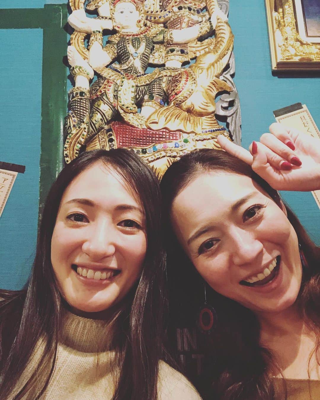 銀華水のインスタグラム：「久しぶりに投稿ネタできた。いや気づいたらラグビーW杯後、なにも投稿してなかった笑。  ふみかさんと久しぶりにお会いできました♡ 現役時代からとてもお世話になっていて(卒業公演の新人公演では本役さんでした)卒業してからもハワイ、タイにご一緒させてもらいました。そして大阪の某局でもバッタリってこともあったなぁ〜。 めちゃくちゃ面倒見が良くて、ついつい甘えてしまう〜。 やっぱり宝塚時代の方に会うと元気でるし、沢山笑えます^ ^ ふみかさん、ありがとうございました‼︎ 近況↓ 早く普通の日常が戻ってくることを願う‼️ 手洗いしすぎて、手荒れがひどいよ！ 仕事への影響もひどいよ！ あ、今月誕生日を迎えてまた一つ歳を重ねました。  #紫峰七海 さん #宝塚OG #花組 #タイ料理 #こっぷんかー  #大阪」