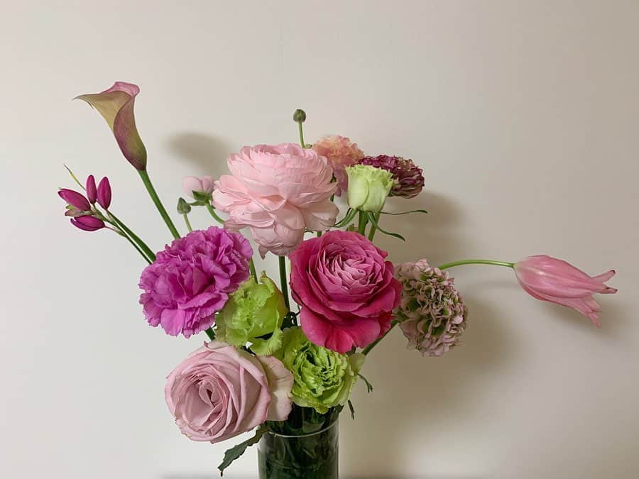 浅田真央さんのインスタグラム写真 - (浅田真央Instagram)「ピンクと緑のお花のみを選びました。#花のある暮らし」2月28日 22時31分 - maoasada2509