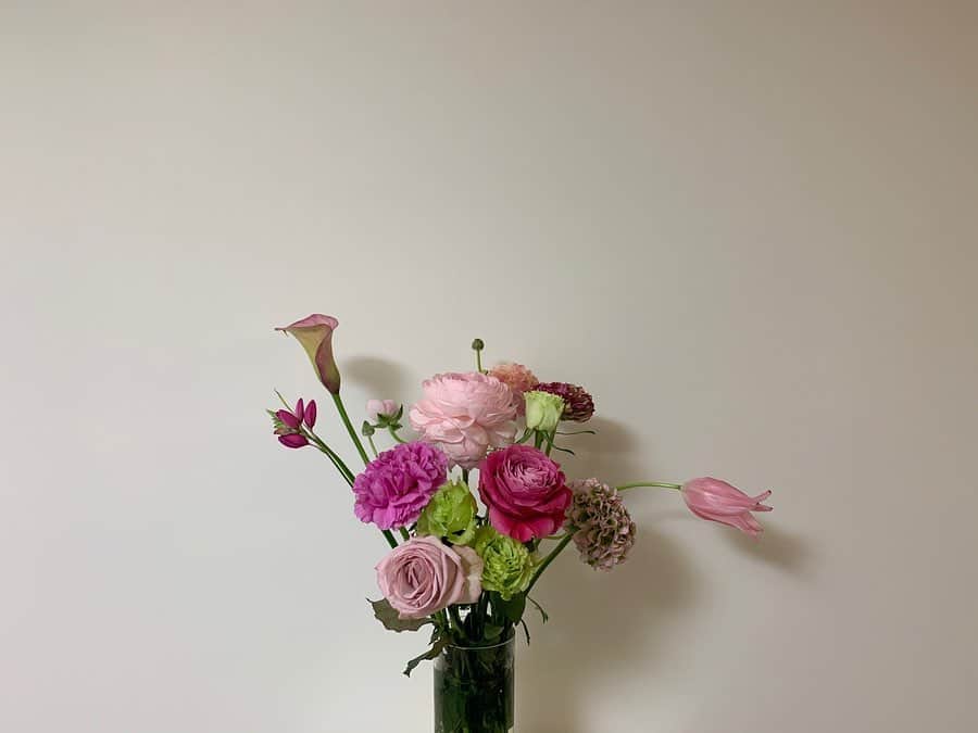 浅田真央さんのインスタグラム写真 - (浅田真央Instagram)「ピンクと緑のお花のみを選びました。#花のある暮らし」2月28日 22時31分 - maoasada2509