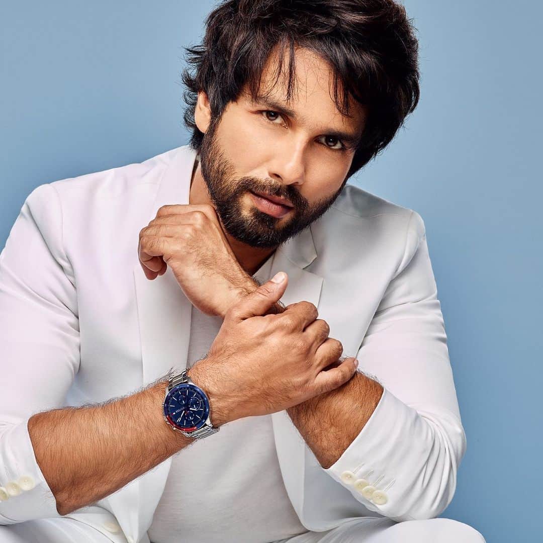 シャーヒド・カプールのインスタグラム：「This season, it’s all about adding a pop of colour to my classic, summer style. Donning the iconic Red and Blue #TommyHilfigerWatch here, now available at #TommyHilfigerStores, titan.co.in, @helioswatches @shoppers_stop  @lifestylestores @centralandme #TommyHilfigerXShahidKapoor #SS20 #SpringSummerCollection」