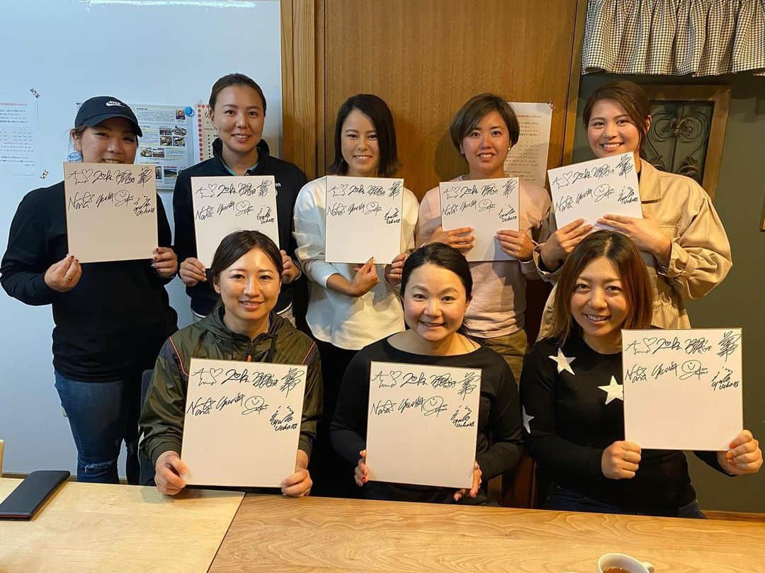 宮里美香のインスタグラム：「*** 3月9日、首里城再建応援チャリティゴルフコンペ中止が決まって、主催のプロが集まり直筆のサインを書きました！今日は8人しか集まれなかったですが、14人全員のサインを参加予定だった皆様にお送りするのでお楽しみに！！ . #首里城再建応援チャリティゴルフコンペ」