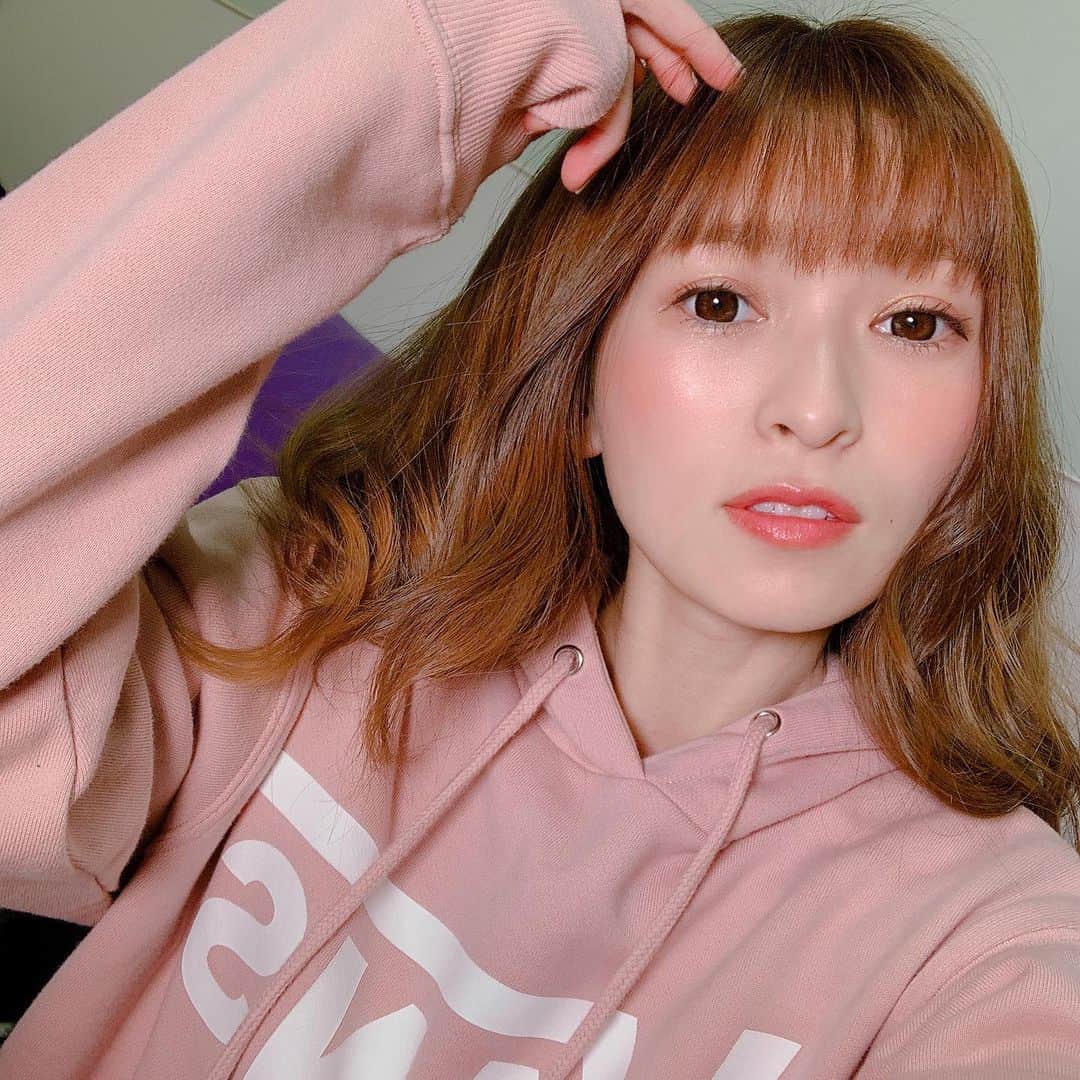 町田亜里香のインスタグラム：「めちゃくちゃ久々に化粧👀笑 化粧しなすぎて 化粧の仕方忘れそう。 月曜から休校ですね😭😭 さてどう過ごすかな😭😭。 . . #ママメイク #ママ #メイク #艶肌  #スキンケア #28歳 . カラコンはアイクローゼット ガウスショコラです👀❤︎❤︎ . あってるよね？笑 . @hotel_lovers.official で頼んでる❤︎ コロナで引きこもりだから ネットで買い物しまくろー もちろんダンボールは来たら クレベリンしゅしゅしゅしゅしゅ。笑」