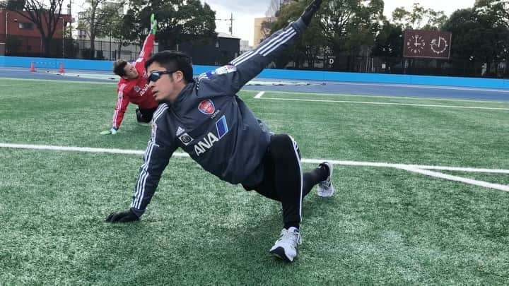 のインスタグラム：「コモド胸セパレート。 初めは大きく、動きが出てきたら肘をたたんでクイックで。 股関節・背骨・肩甲骨の動きのウォーミングアップにかなり使えます。  #身体操作 #JARTA #中野崇 #ブラインドサッカー #JARTAトレーニング #サッカー #ウォーミングアップ」