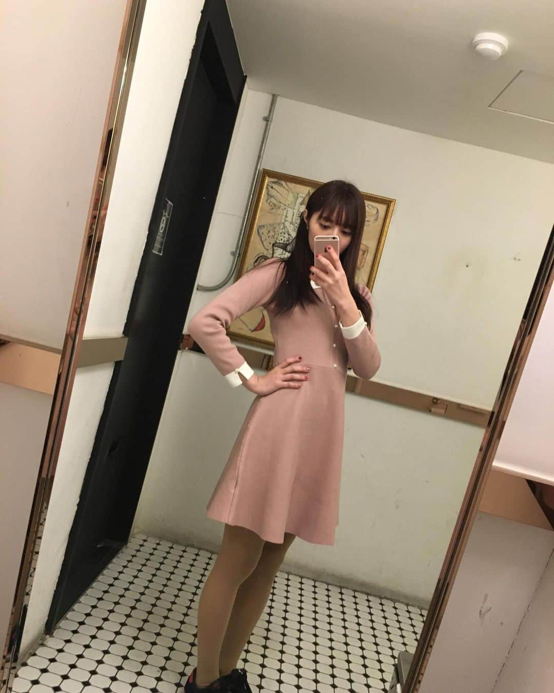 藤原美歩のインスタグラム：「企業説明会に参加しようと思ってたのに1分経たないうちに満席になってました〜😭﻿ ﻿ 最近コロナで不要不急の外出はしないようにしてるし、就活イベントことごとくつぶれてお家にいることが多いです‥﻿ ﻿ 暇なわけじゃないし、やらなきゃいけないこともたくさんあるけど家にいると外に出かけたくなりますよね💦﻿ ﻿ というわけで旅行✈️の写真をよく見返すようになりました笑﻿ ﻿ 早く就活とコロナがおさまったら旅行に行きたいなーという思いばかりが募る毎日です😂﻿ ﻿ 韓国に行った時に友達に薦められて買ったことピンクのワンピース👗とっても可愛いんですけど、日本だとちょっと浮くんですよね笑﻿ ﻿ 2年前のこの時期韓国🇰🇷の寒さにガタガタ震えながら旅行したの懐かしいなーと思ってのっけます！﻿ ﻿ ﻿ ﻿ ﻿ ﻿ ﻿ ﻿ ﻿ ﻿ ﻿ ﻿ ﻿ ﻿ ﻿ ﻿ #サロンモデル #サロモ #サロン撮影 #作品撮り #前髪パーマ #ヘアアレンジ #撮影モデル #撮影データ #ヘアアレンジ動画 #スタイリング #スタイリング動画 #カフェ巡り #韓国スイーツ #韓国行きたい #チーズケーキ専門店 #チーズケーキマニア #韓国旅行 #c27 #c27cheesecake #韓国旅行計画 #韓国旅行好き #韓国ファッション大好き #韓国旅行🇰🇷 #かんこくふぁっしょん」