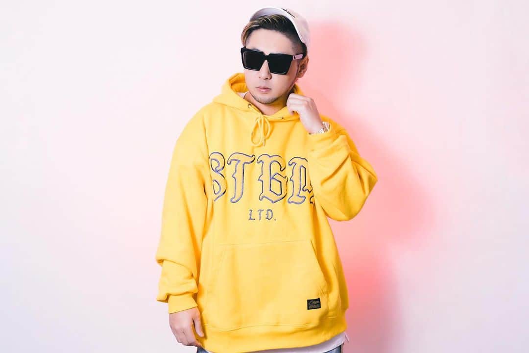 NAUGHTY BO-Zのインスタグラム：「舞子がやってたから俺もやろうかな🤔🤔🤔 . みんなどれが好き？？？ . 1〜3枚目📸 . #アー写 #黄色いマン #カレー #バナナ #ハチミツ食べたい #🍯」