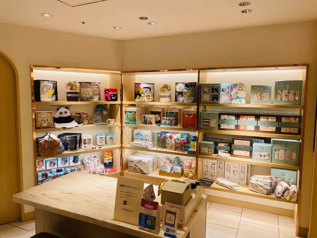 blossom39_officialのインスタグラム：「『blossom39 @伊勢丹新宿店』が2/19にオープンしました♪  人気のダイパーケーキをはじめ、こだわりの雑貨やギフトアイテムを揃えて皆様をお待ちしております♡ ＊ 〈伊勢丹新宿店 本館6階〉」