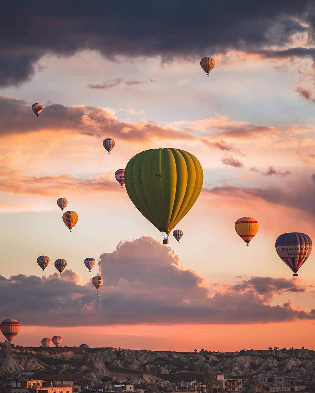 BEAUTIFUL DESTINATIONSさんのインスタグラム写真 - (BEAUTIFUL DESTINATIONSInstagram)「We'd be pretty happy if we could wake up like this every day 😁✨🌅 Have you ever ridden in a hot air balloon before? Tag a friend who you want to do this with! (📸: @chad_gerber 📍: Cappadocia, Turkey)」2月28日 22時56分 - beautifuldestinations