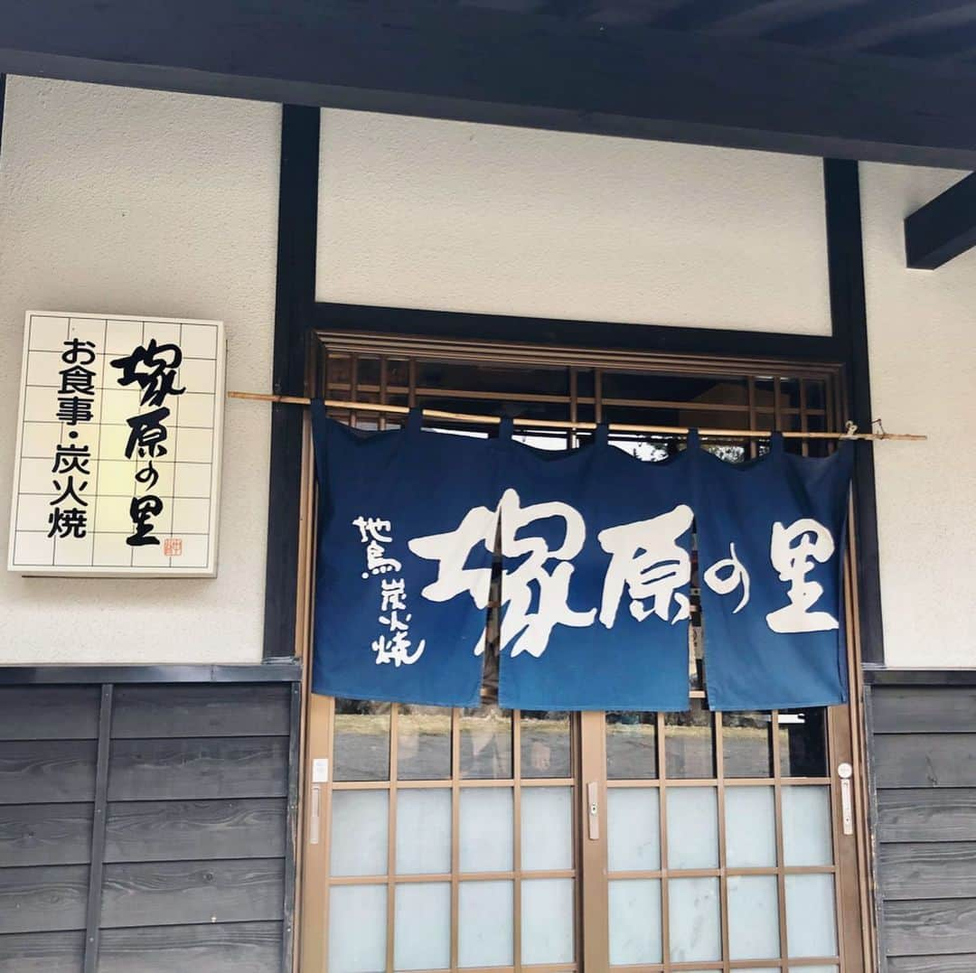 村上奈菜さんのインスタグラム写真 - (村上奈菜Instagram)「大分にある有名な地鶏のお店☺️ 鳥がぷりぷりしてて柔らかくて味がしっかり。豊後牛も柔らかくて上質なお肉だったけど、地鶏の美味しさが素晴らしかった😭✨ そば粥や大豆のご汁もどれも美味しくて常にほっぺたゆるんでました🤣ご飯にのせて食べるお味噌がまたたまらなく幸せやったなぁ〜🥺 おすすめのお店です🥰‼︎ #ooita」2月28日 22時54分 - murakami__nana