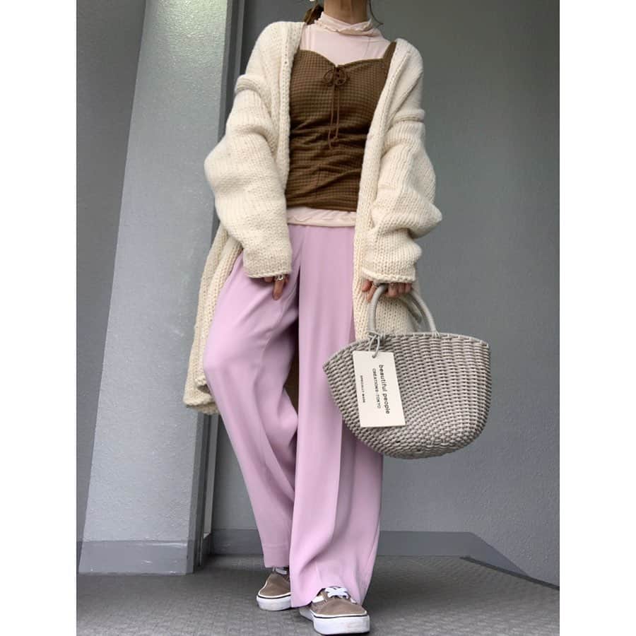 のインスタグラム：「⋆*❁*⋆*❁*⋆*❁*⋆*❁*⋆*❁* ・ ・ 今日も寒かったね。。。 ・ コーデは前の❥❥❥ このパンツ何回か穿いてるのに、コーデあげてなかった💦 その日にあげないと忘れるな😅 ・ ・ ・ ・ 来週火曜日から休講。。。急な決定だけど…仕方ないね💦 早く皆んなが安心してすごせますように。。。 ・ ・ ・ tops➸#gu #gustyle  #シアーインナーt  camisole➸#moussy cardigan➸#auntierosaholiday  pants➸#todayful  bag➸#beautifulpeople  shoes➸#vans ・ ・ ・  #gu_for_all  #code  #coordinate #ootd #outfit #mylook #ママ #コーデ #pr #mineby3mootd #like4like #お洒落さんと繋がりたい #ビュースタグラマー #ponte_fashion #chao_app  #156cm #156cmコーデ #GU春コーデ2020 #みんなのGUコーデ」
