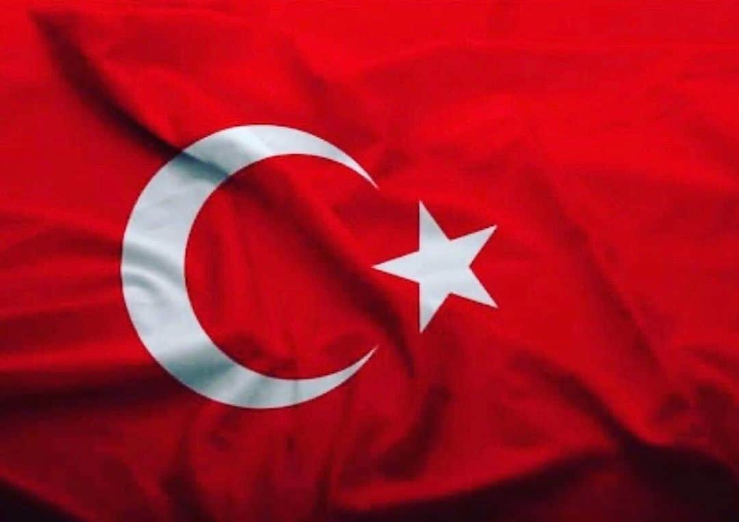 Ozge Gurelのインスタグラム：「Canım acıyor aklım almıyor nasıl verilir o haber nasıl söylenir. Ateş düşen her evin her ailenin üzerimizde hakkı var. Şehitlerimize rahmet ailelerine sabır ve güç dilerim hepimizin başı sağolsun, son olsun. 🇹🇷🇹🇷」