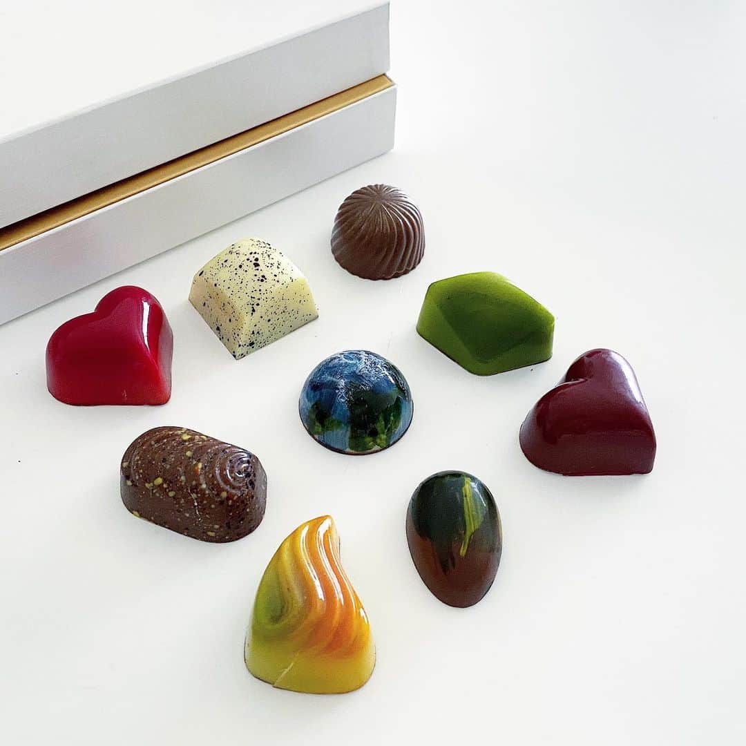 市川歩美のインスタグラム：「【2020バレンタインのふりかえり】Norico-Chocol'art （ノリコーショコラ）。美味しかったなぁ。ファッション業界でご活躍されていた山崎則子さんが丁寧にアトリエで手作りしています。どれも美味しくて、インスタでは書ききれませんがすごく好きです。いつもはオンラインでのみ販売。 #ilovechocolate#chocolate#chocolatelover#チョコレート#チョコレート大好き#チョコレート好き#ノリコショコラ #ノリコショコラ」