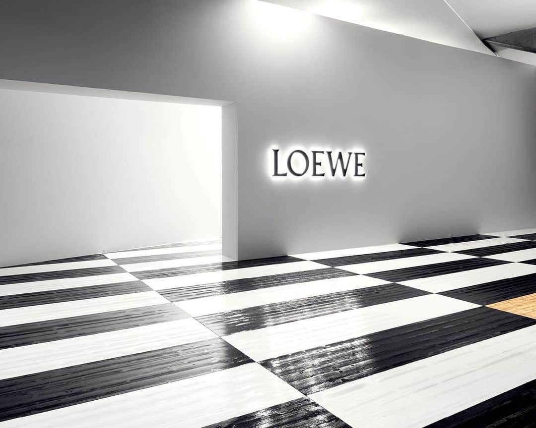 Loeweさんのインスタグラム写真 - (LoeweInstagram)「#LOEWEFW20 Womenswear show held at the @MaisondelUNESCO in Paris.  #LOEWE #ParisFashionWeek #PFW #Womenswear」2月28日 23時14分 - loewe