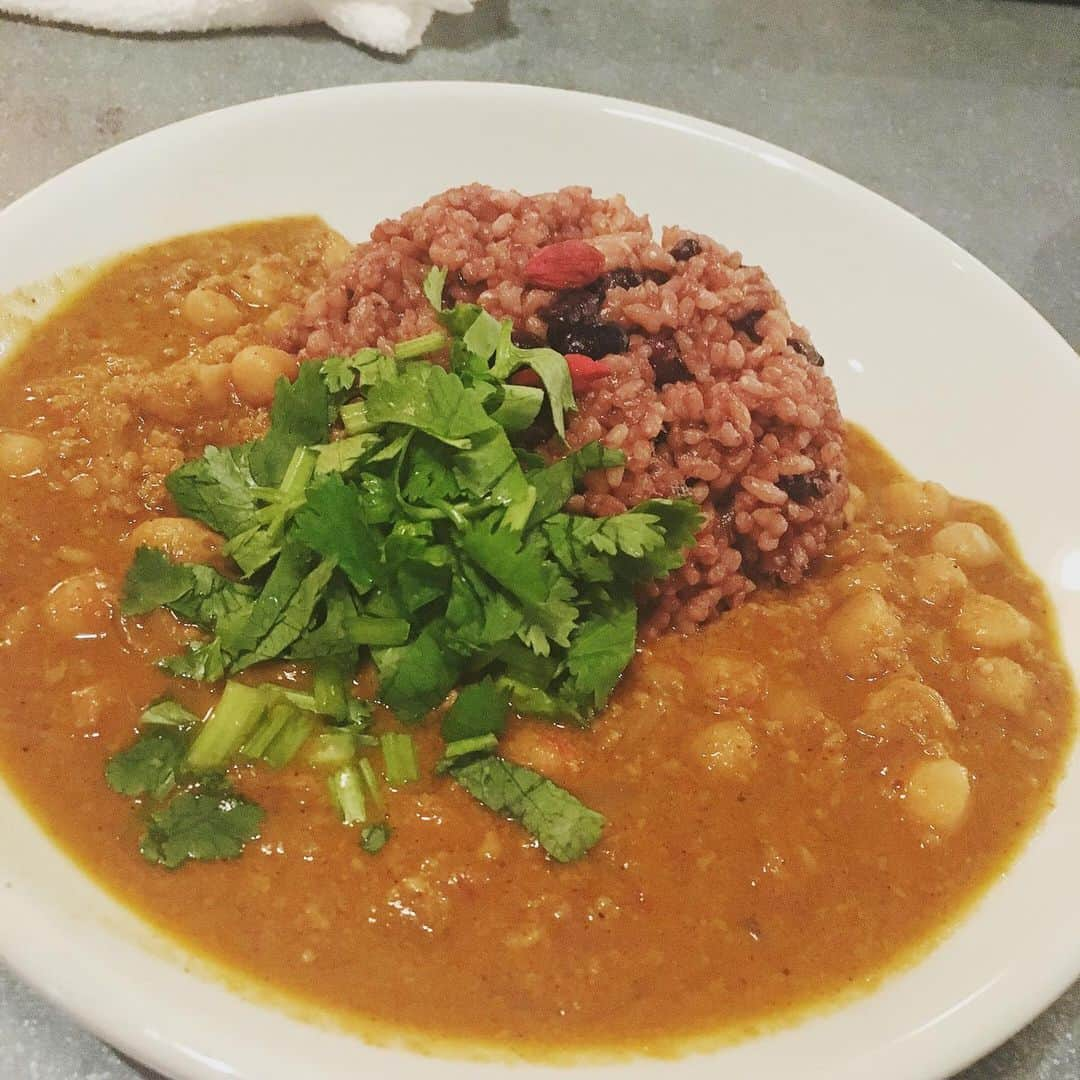 大湯みほさんのインスタグラム写真 - (大湯みほInstagram)「……… またまた✨カレー🍛投稿🤤 ・ ひーちゃんと一緒に、行ってきたのは…木曜限定✨ランチ🍛💓BOOZER のレンズ豆のカレーを食べてきましたよ！ひーちゃんはグリーンカレー🙋‍♀️ ・ 久しぶりに、ももちゃんにも会えて😊楽しいひとときでした！✨ ・ いよいよ明日は、ぬか漬け✖︎日本酒🍶イベント＾＾万全な体調を整えて、元気な方は、当日券もあるようなので、是非お越し下さいませ🍆 ・ #大門日本酒大宴会 #ぬか漬け #ぬかイベ #ぬか漬けと日本酒 #浜松町 #飲み歩き #2月29日」2月28日 23時14分 - nukazukemiho0320