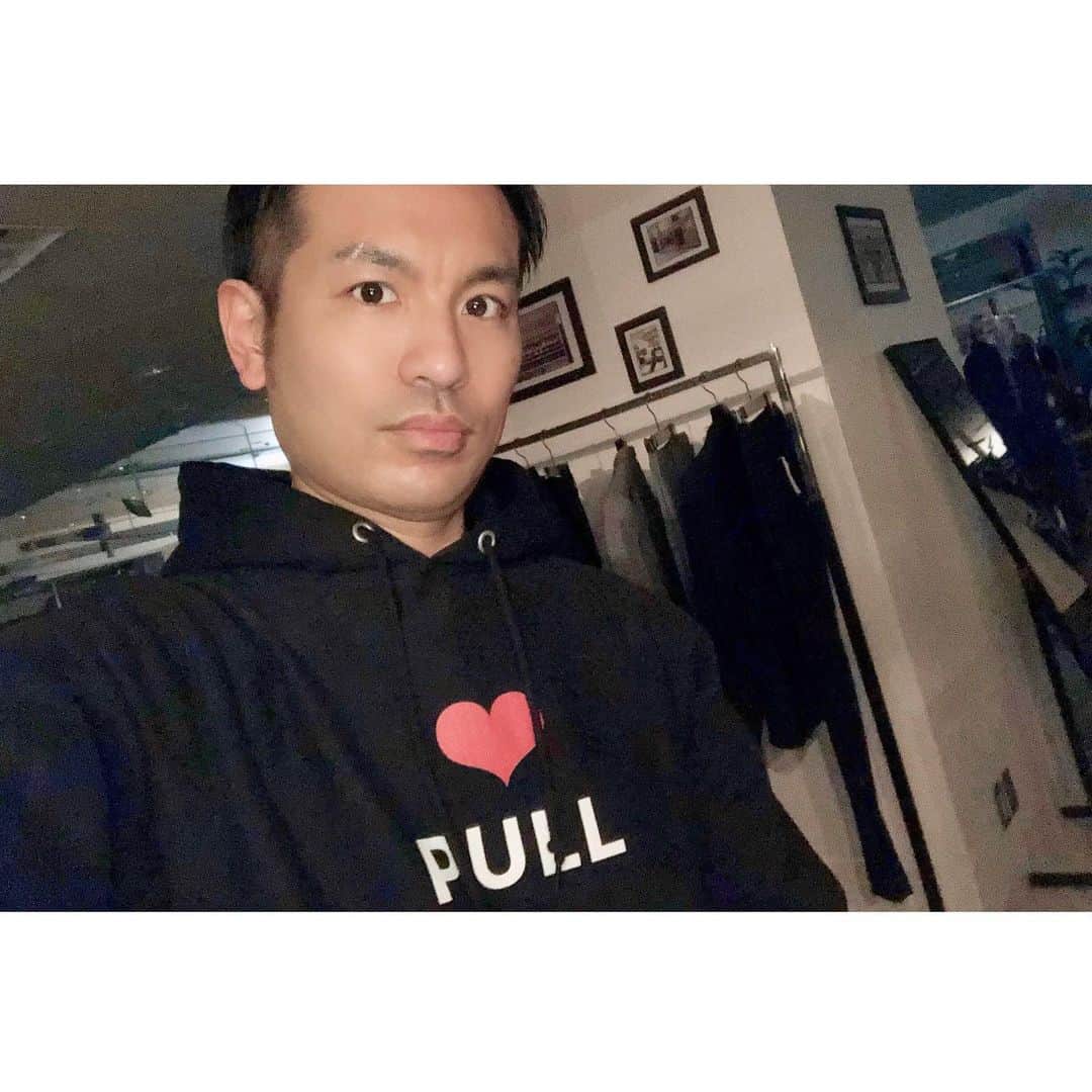 のインスタグラム：「・ ・ 【pull heart】 ・ プロデュースしてる Nonver Styleの プロトタイプのパーカー ・ オンラインストアは Tシャツを先行販売中。 ・ follow me👇 @nonver_style ・ #pullheart  #心惹かれる ・  ーーーーーーーーーーーーーーーーーーー ファッションはマインドを 相手に伝えるための武器である。 ・ “マインド” を “外見” という武器に変え、 すべての人が本質を最大限に活かし、 “Happy”になれる社会を目指します。 ・ Happy Styling Management ～あなたの為の専属スタイリスト～ happystyling.wixsite.com/main ・ Nonver Style  https://nonver.paintory.com/  @takamasakawata @happystylingmanagement @nonver_style ーーーーーーーーーーーーーーーーーーー #happystylingmanagement #nonverstyle #nonver #stylistlife #fashion #fashionphotography #beautiful  #tshirts #ファッション #ファッションスタイリスト #メンズファッション #レディースファッション #コーディネート #大人コーデ #tシャツ #経営者 #起業家 #お洒落さんと繋がりたい」