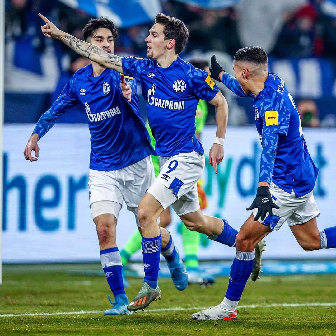 シャルケ04さんのインスタグラム写真 - (シャルケ04Instagram)「Wir wollen euch wieder jubeln sehen‼️ 🙌🏽 . . More scenes like this tomorrow‼️ 🙌🏽 . . #Schalke #S04 #FridayFeeling #Football #Soccer #Bundesliga #KOES04 #Knappen #WirLebenDich #🔵⚪️」2月28日 23時29分 - s04