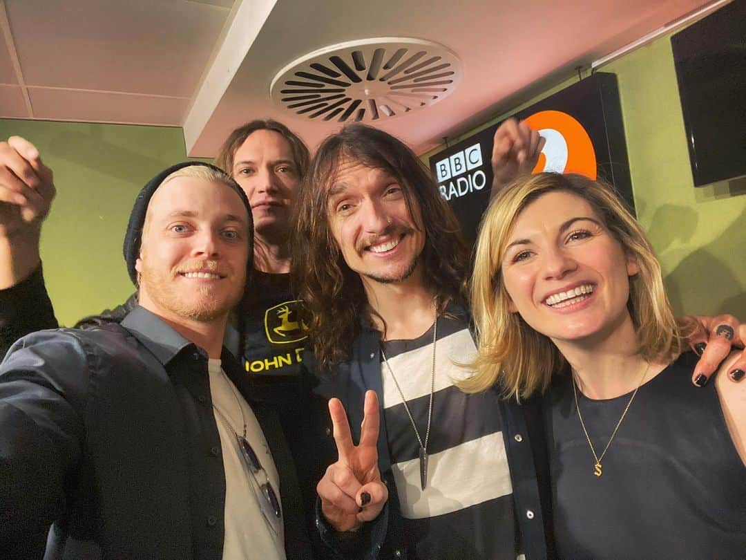 ルーファス・テイラーのインスタグラム：「Great fun on the Radio 2 acoustic session this morning. Awesome to meet Jodie Whittaker aka Dr Who. Had to mention how much I loved Perrier’s Bounty also. Thanks again @zoetheball #thedarkness」