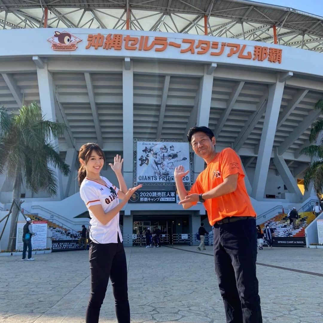 阿部智帆のインスタグラム：「🌺沖縄キャンプ思い出🌺 . いつでも心強い味方‼︎プレポスファミリー阿出川さん😆👍 . . 🎤オープニングセレモニー司会 ドキドキしてる私に「大丈夫ー？がんばれー！」と関係者のみなさん声をかけて下さり、あったかくて嬉しすぎました🥺 緊張のあまり、本番直前まで「お願いだからみんなそばにいてぇー‼︎」と騒ぎ、みんなに笑われてました🤣笑 . . ⚾️「飛んでチャレンジ‼︎守りの名手supported by セノン」 我ながらナイスジャンプ‼︎‼︎ →着地失敗🤪💨 . 🧡日テレG+ブース 「30秒　動体視力チャレンジ👀✨」 自己最高記録は44回🙌 しかし...DJブースのディレクターさん（52歳）は なんと驚異の59回😱‼️ 来年はリベンジ😆🔥 . . 🎥各ブースを取材 ヴィーナスのみんなと一緒だと華やかだし何より楽しい😊 急な振りにも応えてくれて、感謝です🙏💕 . .  連日のステージも大盛況でした😘  #giants #沖縄キャンプ #振り返り #次回は#休養日特集#🤙」
